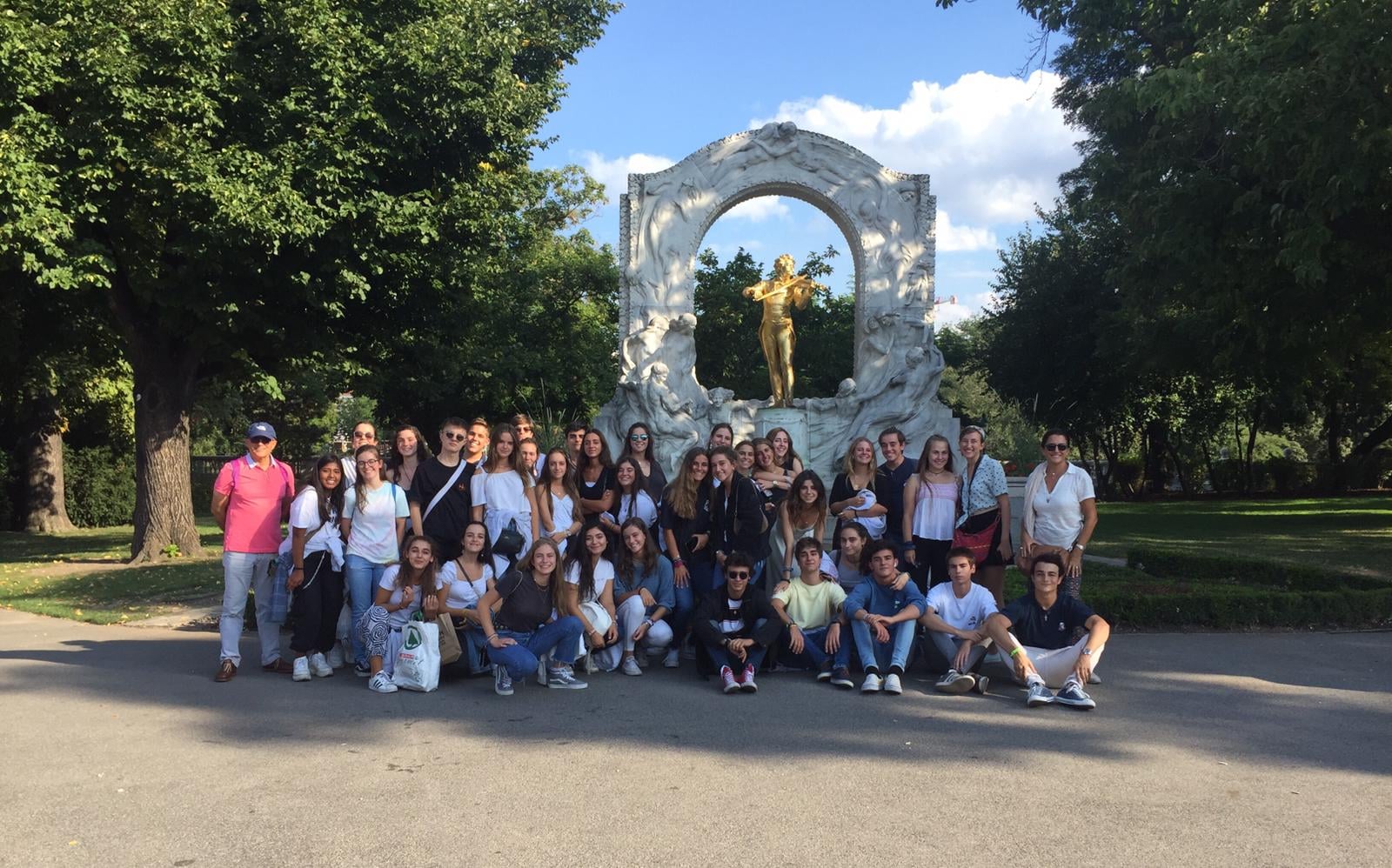 Los alumnos posan junto a la estatua de Mozart
