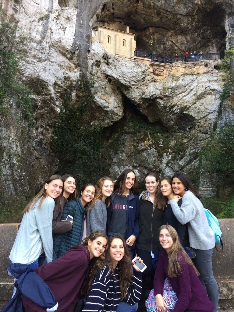 Nuestras alumnas en la Santa Cueva de Covadonga
